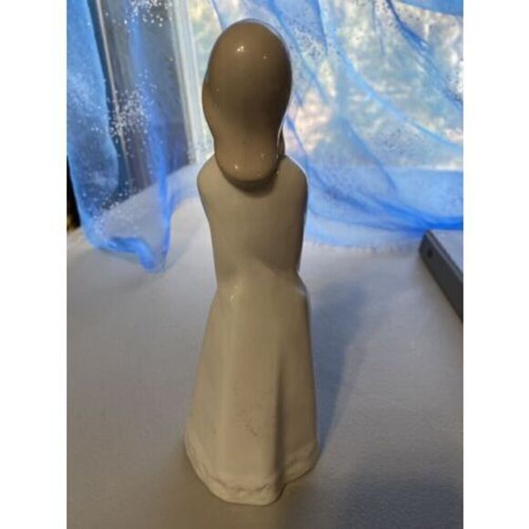 Handcrafted Porcelain Figurine Of Young Lady Holding A Umbrella  Made In Spain - Picture 4 of 7
